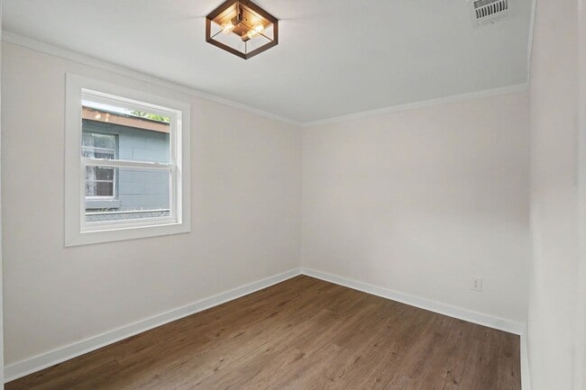 Building Photo - 3 BED | 1 BATH | HUNTER ARMY AIR FIELD