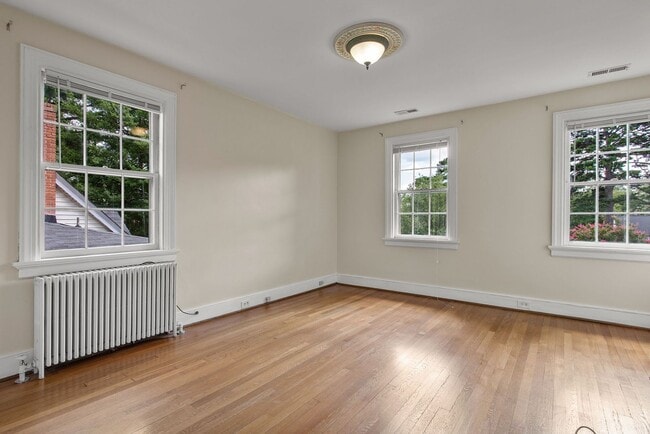 Building Photo - BEAUTIFUL COLONIAL HOME ON LIBBIE AVENUE B...