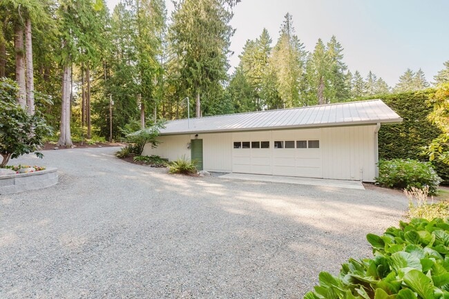 Building Photo - Low Bank Waterfront New Remodel on Huge Lot