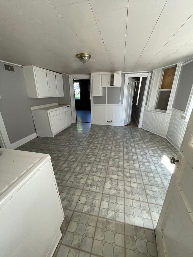 Building Photo - 2435 S 9th St