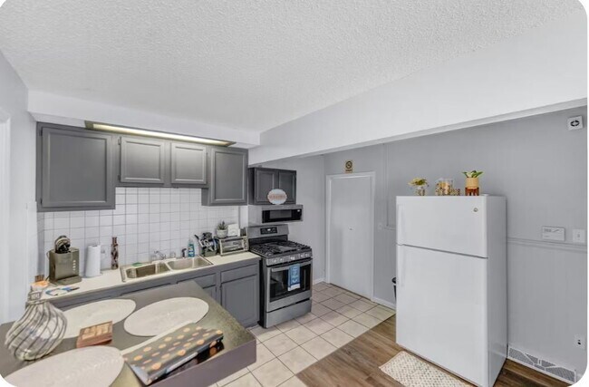 Building Photo - Furnished 1-Bedroom Apartment with Private Entrance and Free Laundry