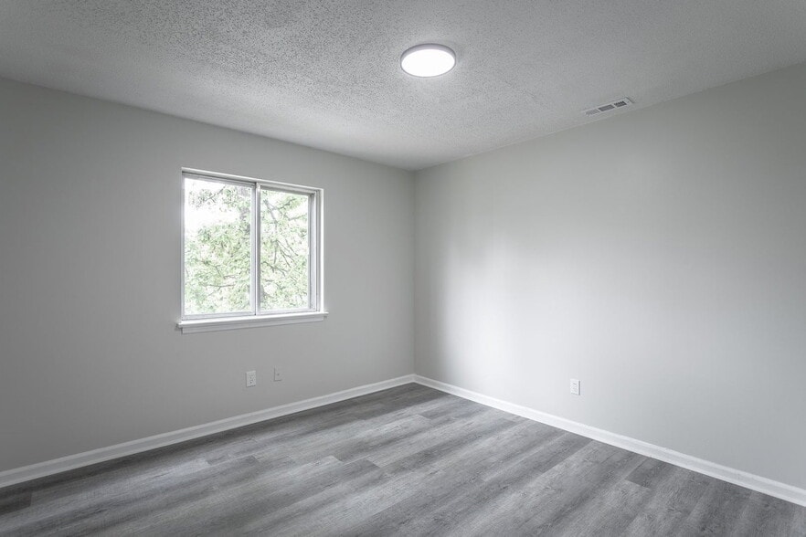 Building Photo - 833 Sylvan Dr