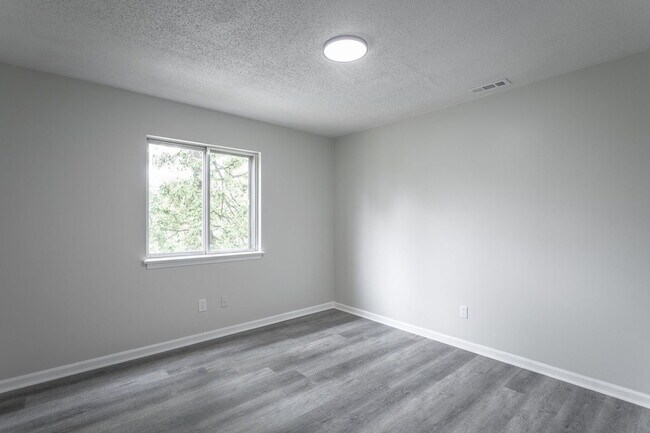 Building Photo - 833 Sylvan Dr