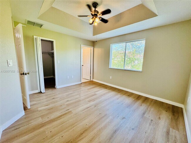 Building Photo - 1592 SE 27th Ct