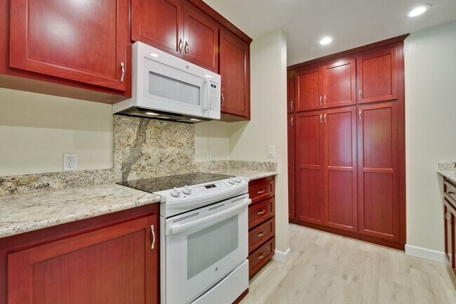 Building Photo - Beautiful 2BR 2BA downstairs condo in Moun...