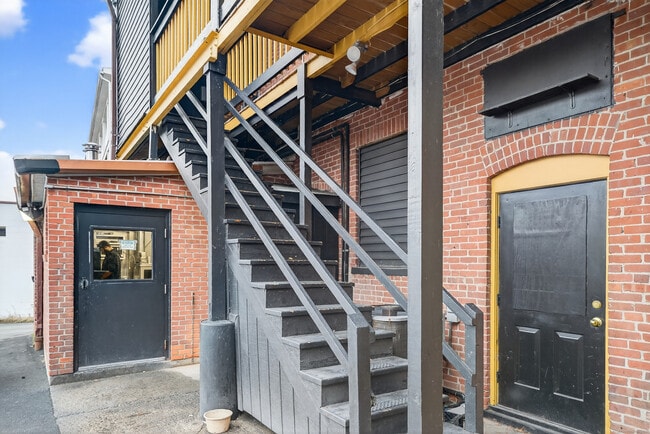 Building Photo - 84 Main St