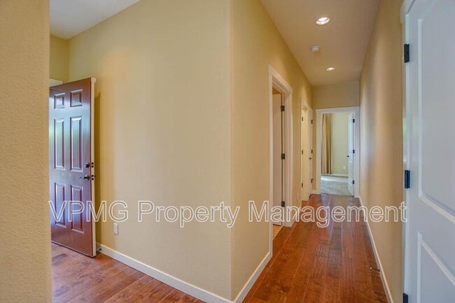 Building Photo - 7002 NE 56th St