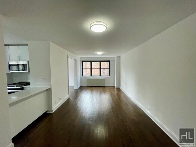 Building Photo - E 16 ST