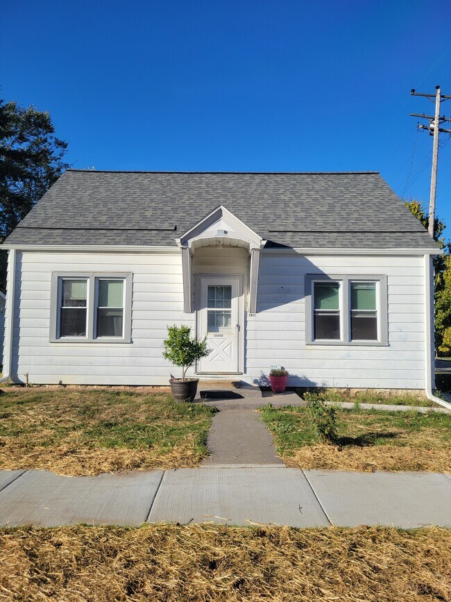 Primary Photo - 2880 School St