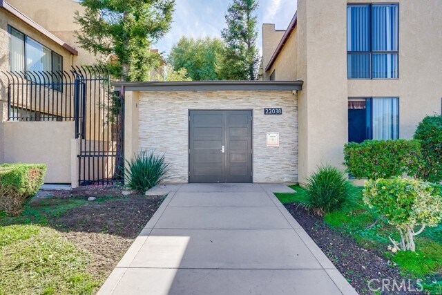 Primary Photo - 22038 Vanowen St