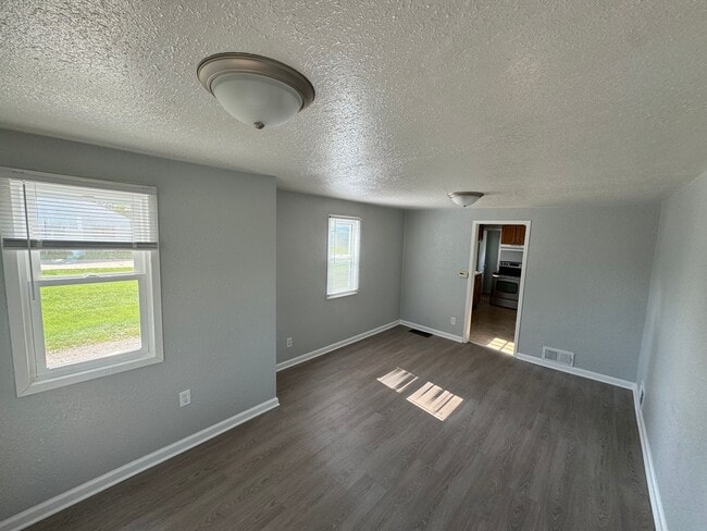 Building Photo - Great Location smaller 2 bedroom house wit...