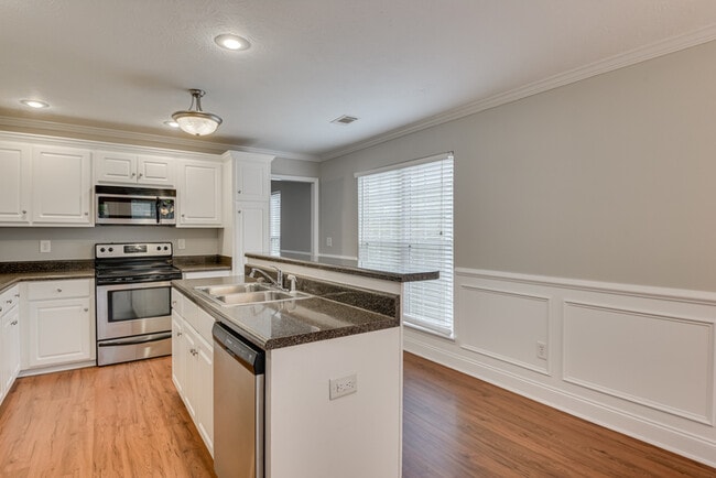 Building Photo - 2037 Dundee Way