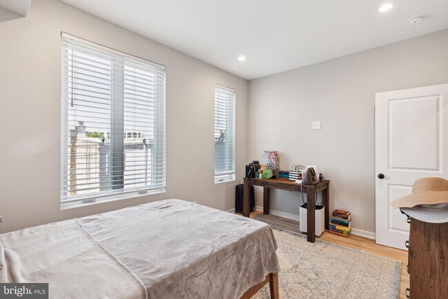 Building Photo - 1510 N Hollywood St