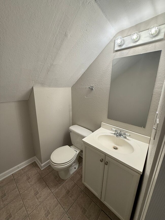 Building Photo - Austintown, Updated 3-4 Bedroom Home for R...