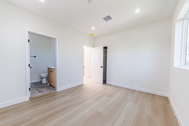 Building Photo - 1330 Tamarind Ave