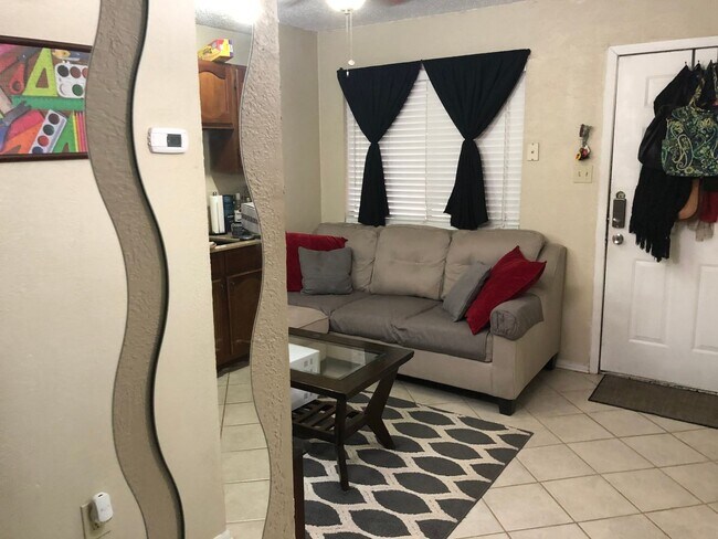 Building Photo - College Station - 1 bedroom /1 bath condo in Northgate area!! - Walking or biking distance to TEX...