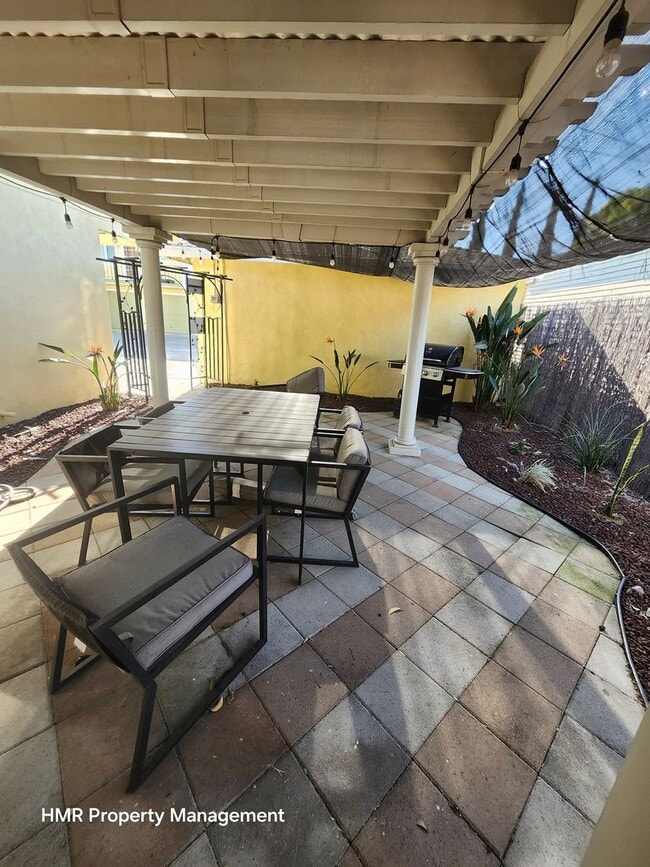 Building Photo - Beautilful 1-bedroom Upstairs Apartment in Pomona