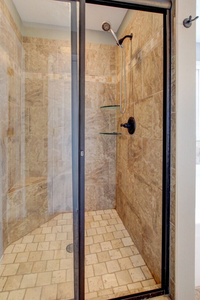 Building Photo - Executive Home on Cul de sac off exit 8.  Hurry.