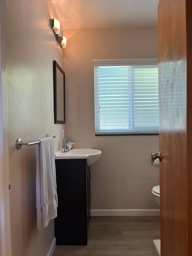 Building Photo - Los Gatos Living Just Minutes from Downtown & New Whole Foods