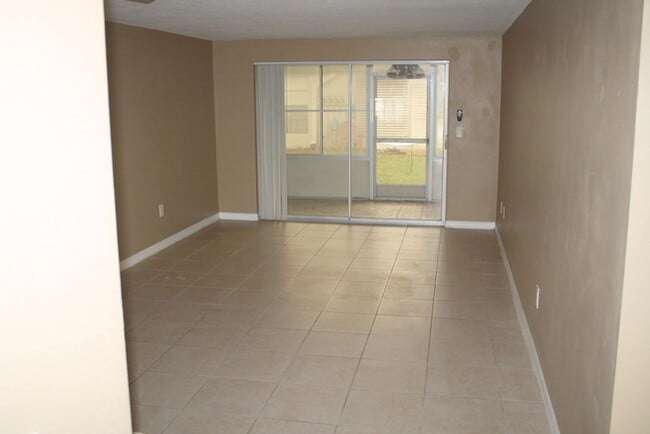 Building Photo - Completely Updated Condo