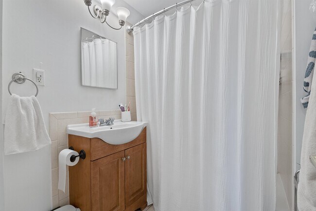 Building Photo - 1038 Willow Ave