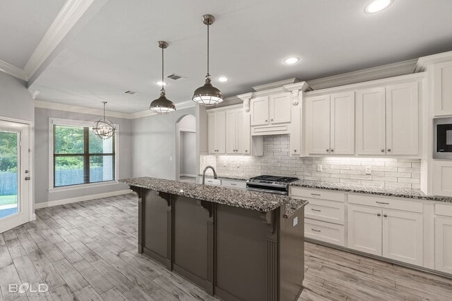 Building Photo - 302 Oscar Cir