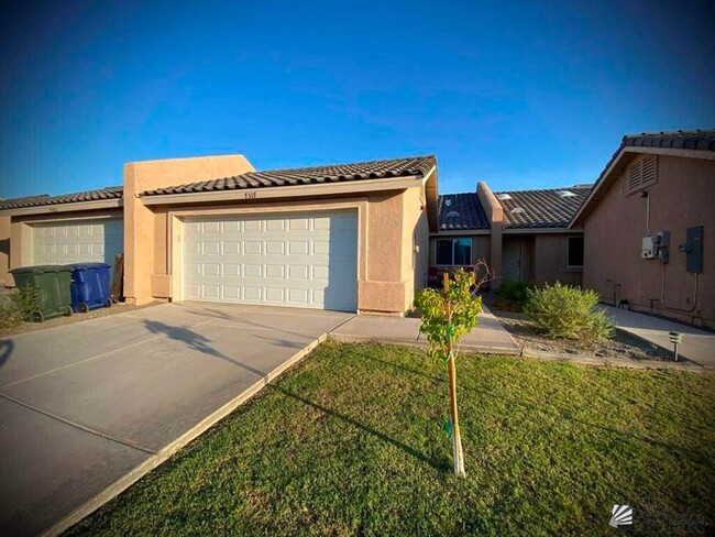 Primary Photo - Desert Sky Townhome For Rent