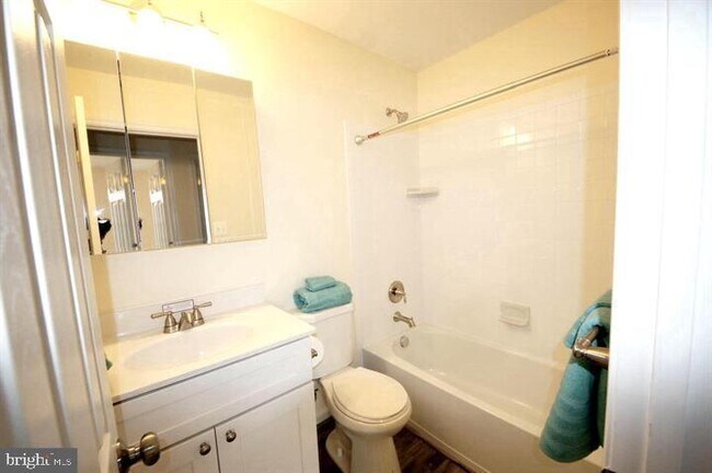 Building Photo - 1656 Woodtree Ct E