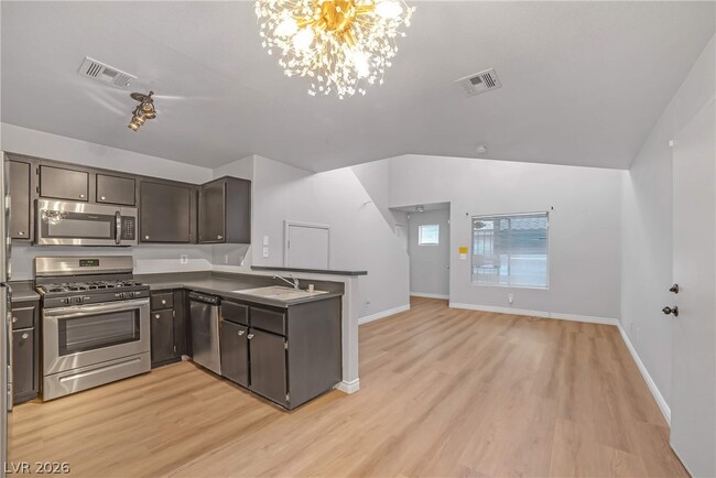 Building Photo - 555 Roxella Ln