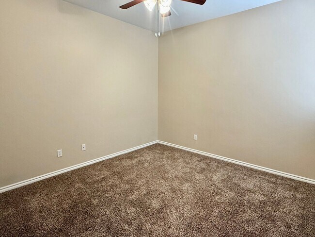 Building Photo - Cute 3 Bed Duplex In Yukon