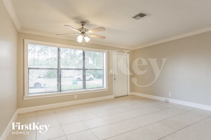 Building Photo - 2411 NE 10th Ave