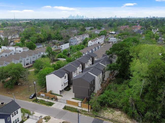 Building Photo - 861 Rachel St