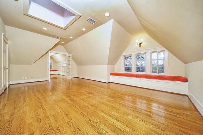 Building Photo - Stunning Tudor-style 4BR/3.5BA home in a prime, unbeatable location!