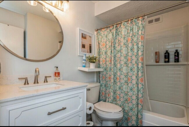 Building Photo - 1100 E 6th St