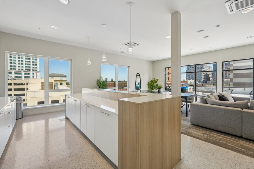 Primary Photo - Envoy