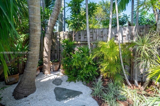 Building Photo - 1123 Bay Dr