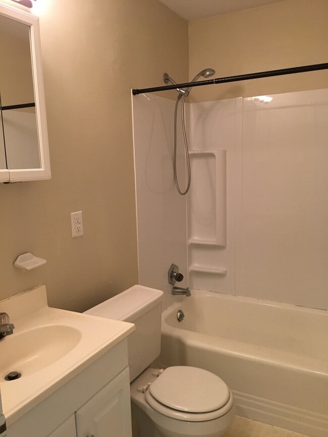 Building Photo - Wonderful 2 Bedroom, 1 Bath Duplex!!