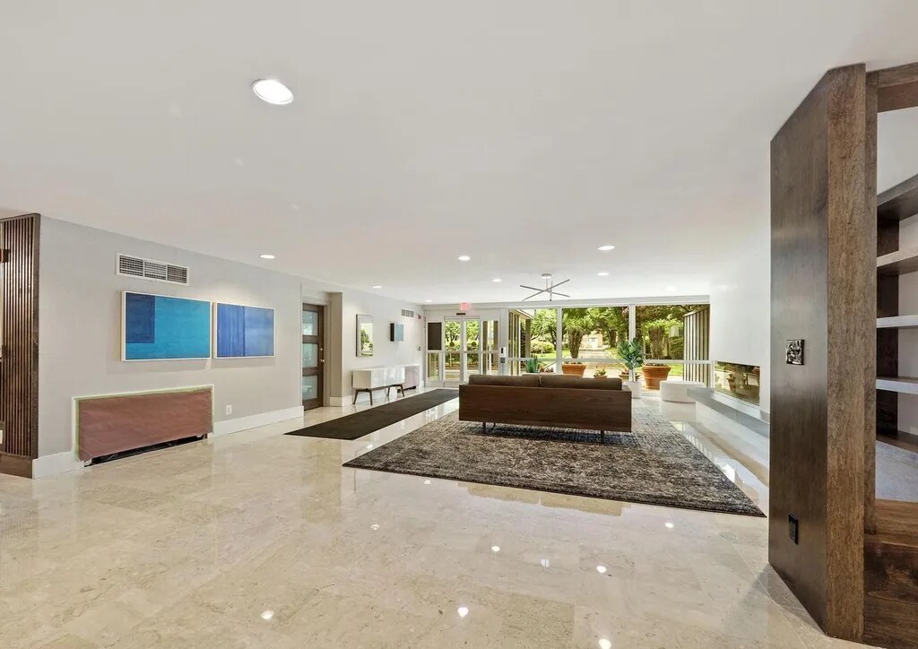 lobby - 4977 Battery Ln