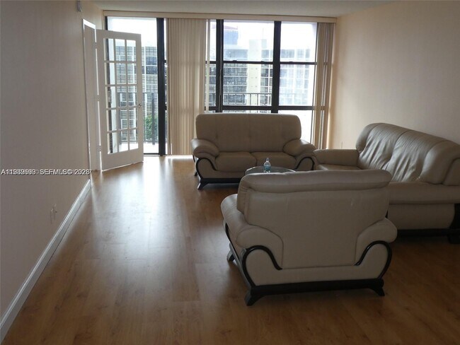 Building Photo - 800 Parkview Dr