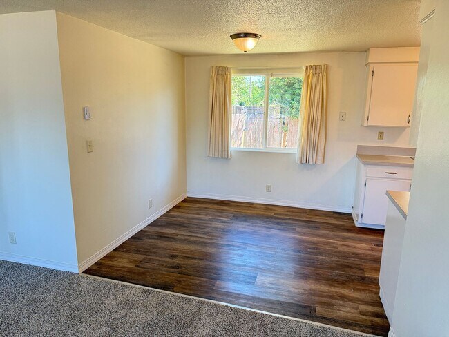 Building Photo - Updated single level 2 bed/1 bath duplex in Springfield!