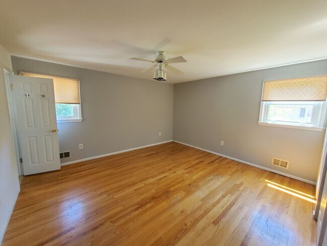 Building Photo - Single family, bi-level home with 4-bedrooms (one bedroom on ground level), 2.5 bathrooms, attach...