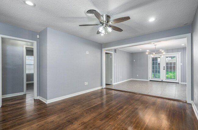 Building Photo - 4915 Hialeah Dr