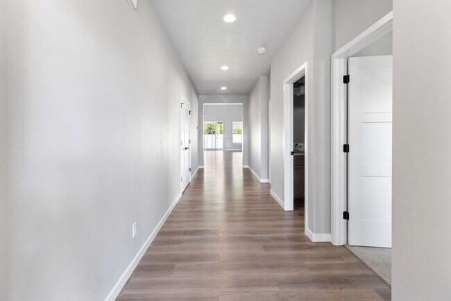 Building Photo - 6931 Dubuis Dr
