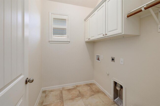 Building Photo - 1200 Falling Hills Dr