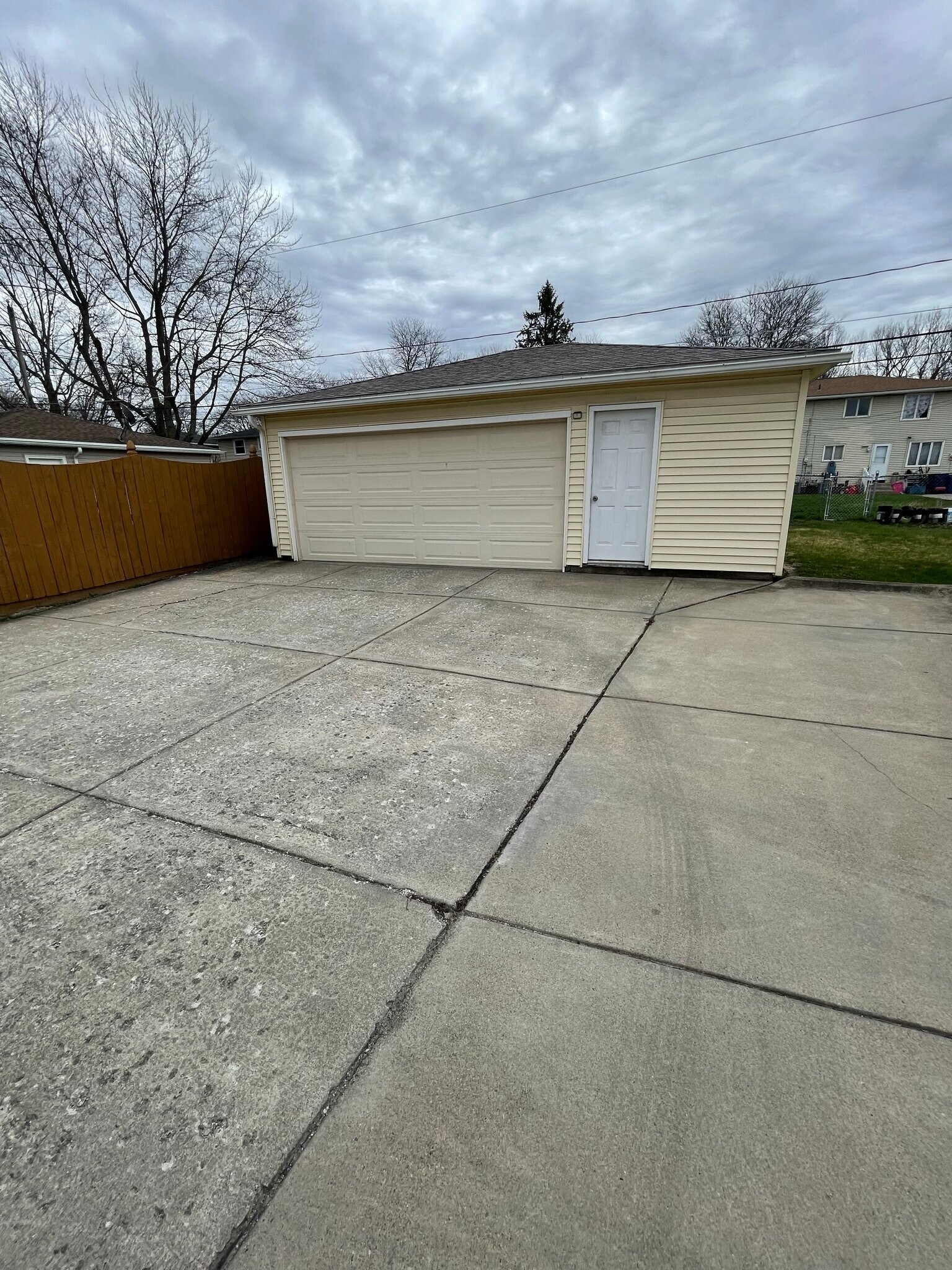 Building Photo - 227 Sunshine Dr