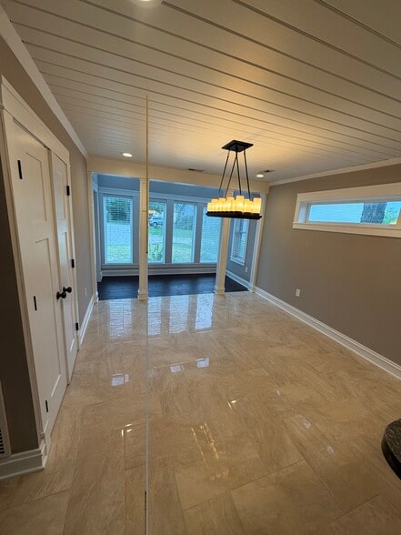 Building Photo - 704 Briarwood Ter