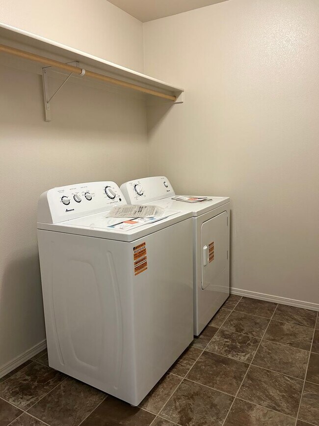 Building Photo - Modern Layout, Private Backyard, Prime Location |3 bed 2.5 bath Home in Nampa