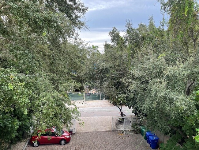 Building Photo - 2845 Coconut Ave