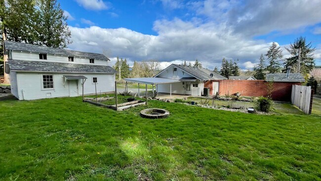 Building Photo - Country Living Home On Over Half An Acre! ...