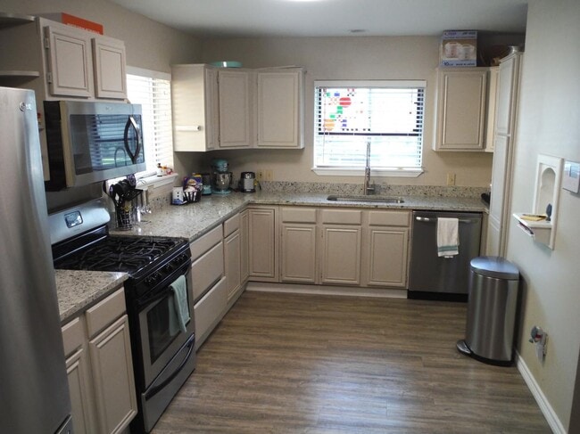 Building Photo - 816 E Texas St